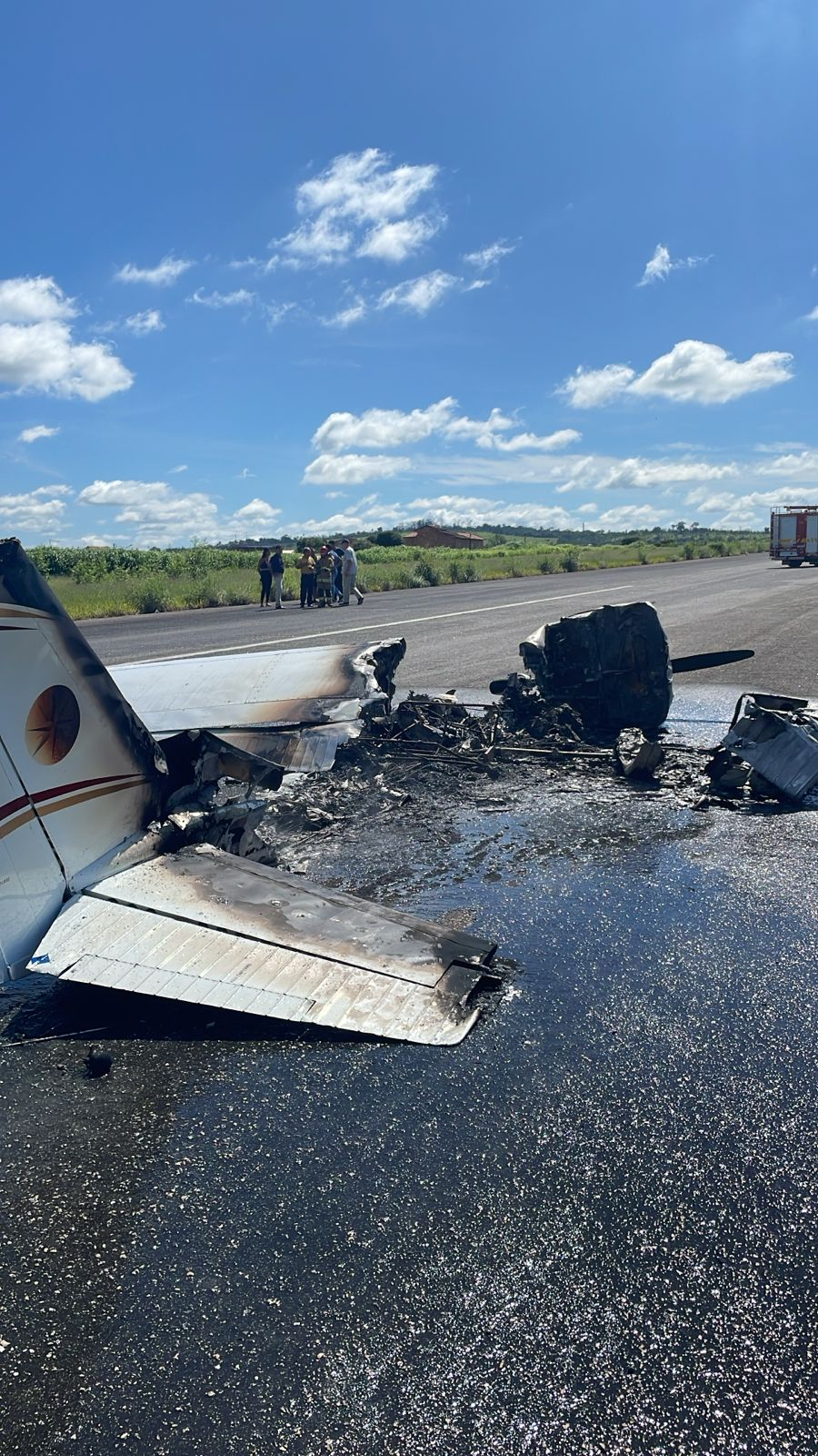 Avião de pequeno porte faz pouso forçado e pega fogo em Pará de Minas; não houve vítimas